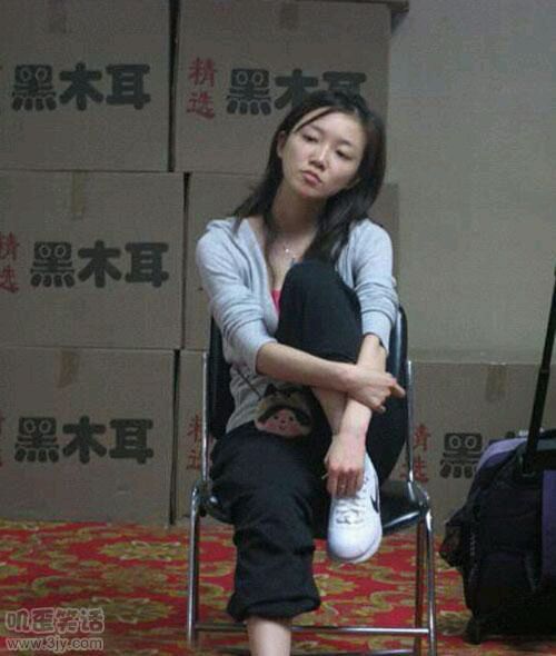 妹子，拍照也要注意一下背景好吧！！