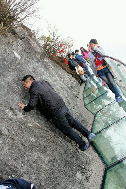 张家界天门山玻璃栈道看这些货吓的