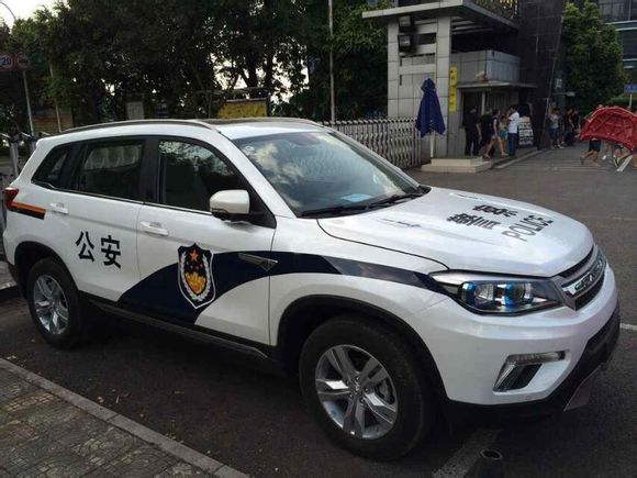 神马时候咱大兰陵也来几十辆大75警车呢·····