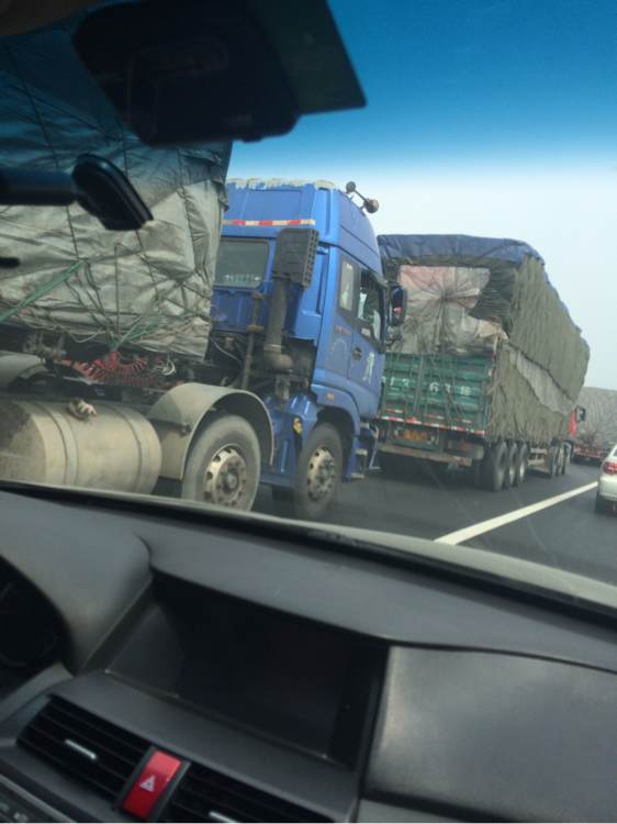高速堵车，去临沂的别上高速了。