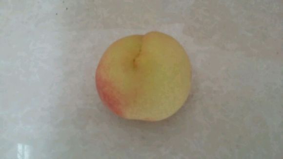 看看这个桃大吧。一个一斤多。
