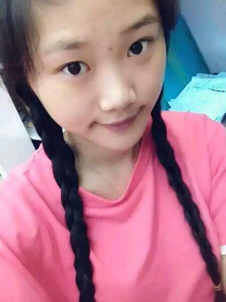 哎  不就是扎个大辫子吗  就佛俺土  俺还没看上你来