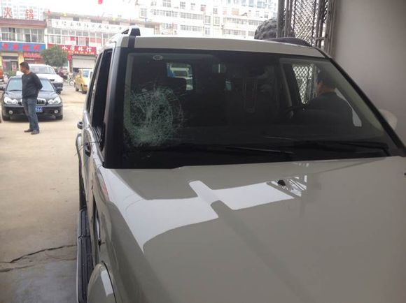 为什么路虎堵着环卫的大门？