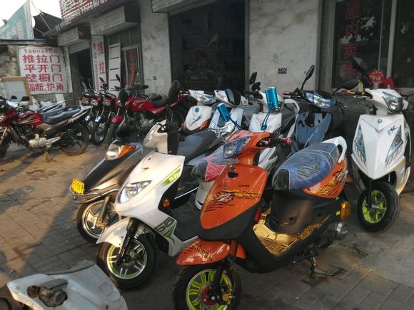 亲们家里有车的还是骑摩托车的有吗？