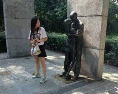 接吻是，注意旁边人吧