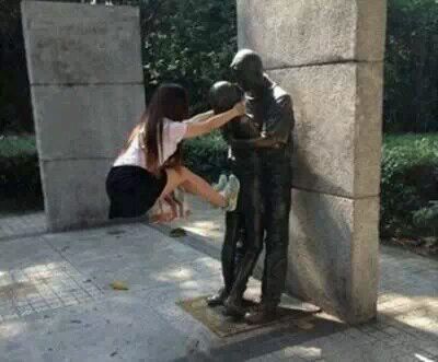 接吻是，注意旁边人吧