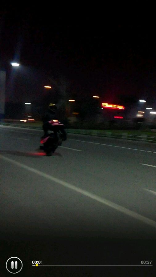 两三千块钱的踏板玩特技也很遛