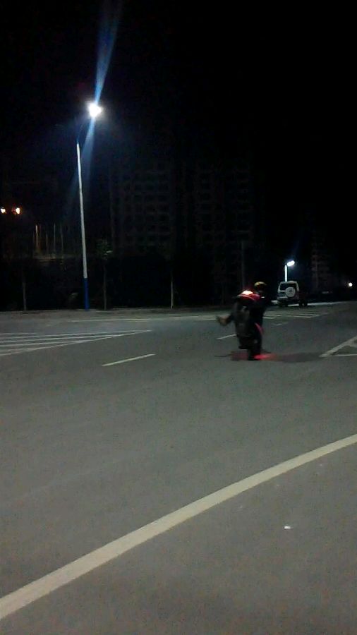 两三千块钱的踏板玩特技也很遛