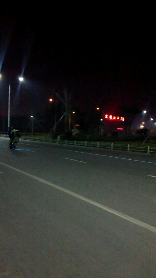 两三千块钱的踏板玩特技也很遛