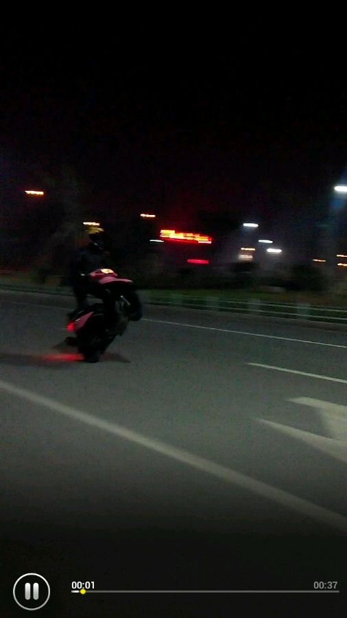 两三千块钱的踏板玩特技也很遛