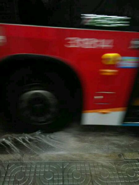 雨天这样开车，我把你揍了，为什么还要一个劲道歉？