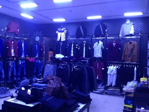 女人街二楼，纯爷们男装店！