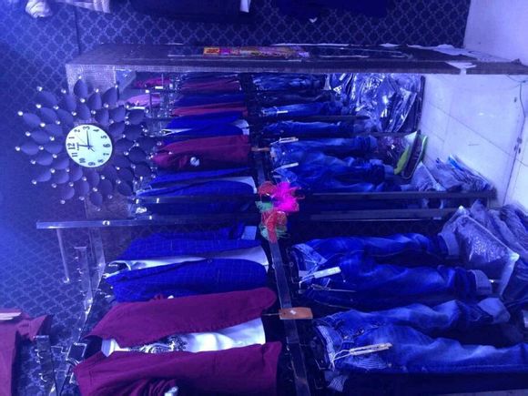 女人街二楼，纯爷们男装店！
