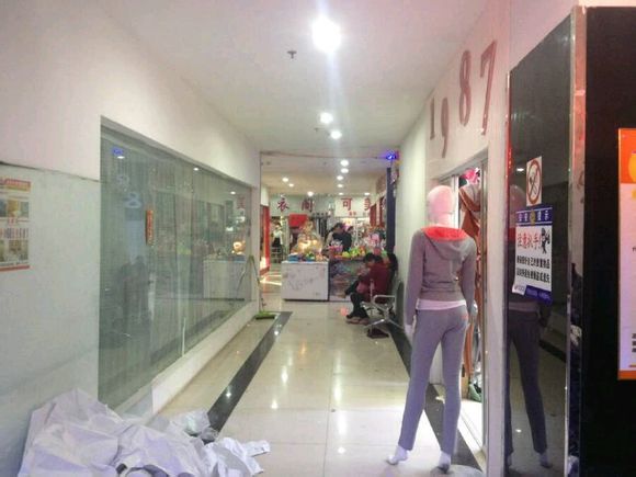 女人街二楼，纯爷们男装店！