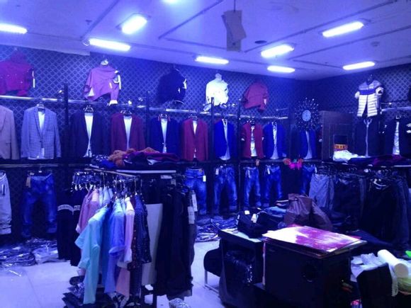 女人街二楼，纯爷们男装店！