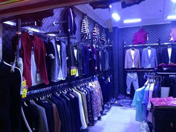 女人街二楼，纯爷们男装店！