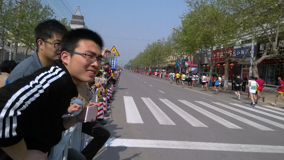 被跑马拉松的在路上堵了一个小时