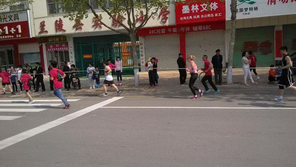 被跑马拉松的在路上堵了一个小时