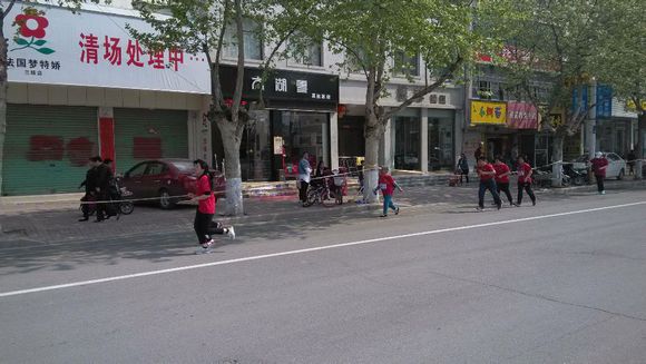 被跑马拉松的在路上堵了一个小时