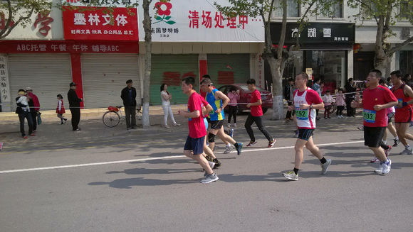 被跑马拉松的在路上堵了一个小时