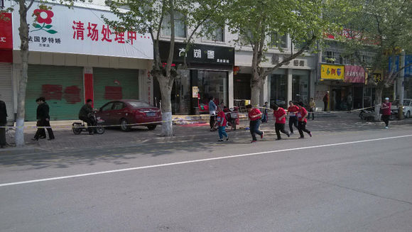 被跑马拉松的在路上堵了一个小时