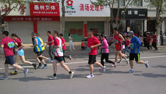 被跑马拉松的在路上堵了一个小时