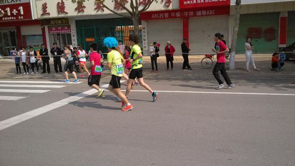 被跑马拉松的在路上堵了一个小时