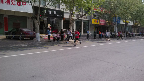 被跑马拉松的在路上堵了一个小时